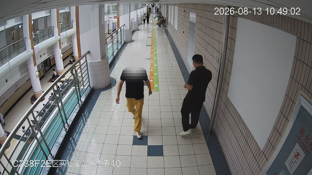 民警发现形迹可疑的男子。 本文图片均为“警民直通车浦东”微信公众号 图