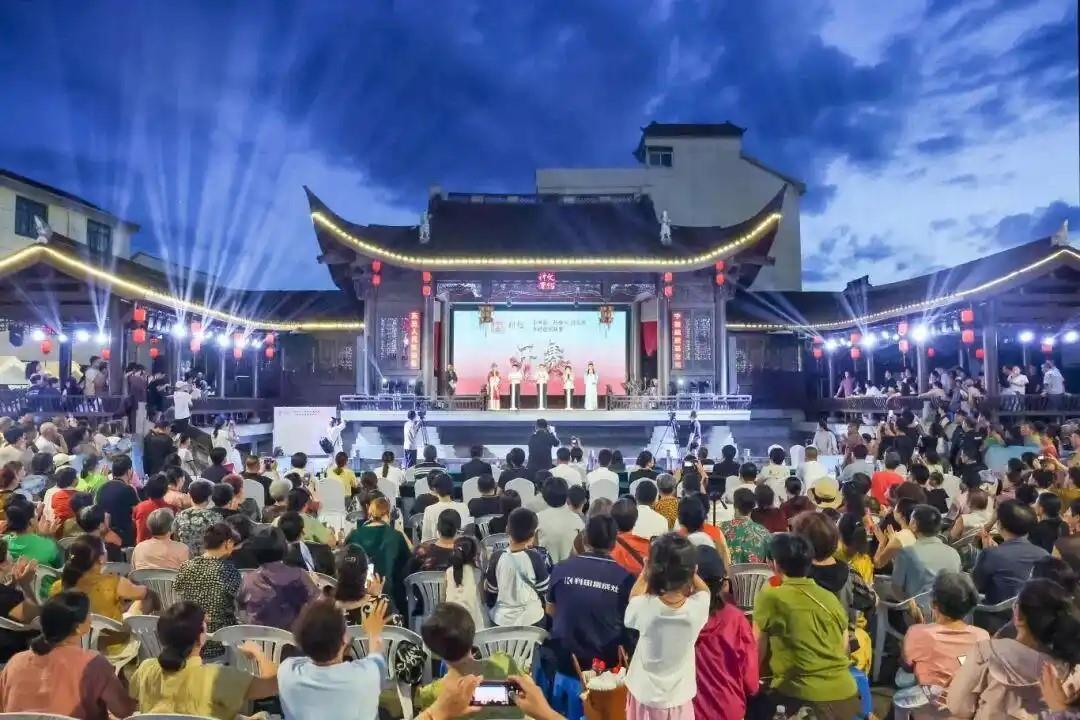 △2026年7月6日,第四届“越嵊州 越有戏”乡村越剧联赛在浙江嵊州东王村启幕。