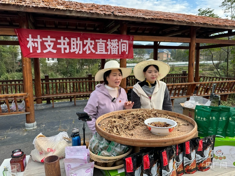 谭新萍正在助农直播（央广网发 图片由受访者提供）