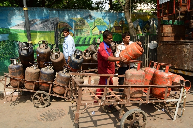 液化气危急：生意气瓶缺少激发畏缩，印度各地排长队 IC Photo