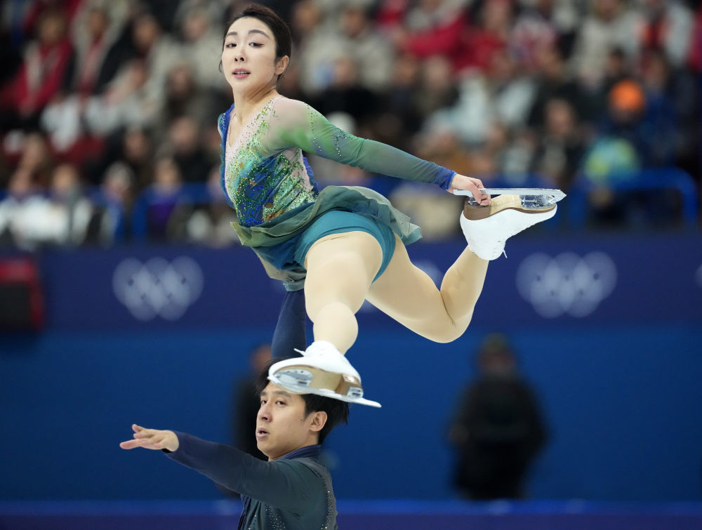 2月16日，中国选手隋文静（上）/韩聪在双人滑自由滑比赛中。新华社记者 薛宇舸 摄
