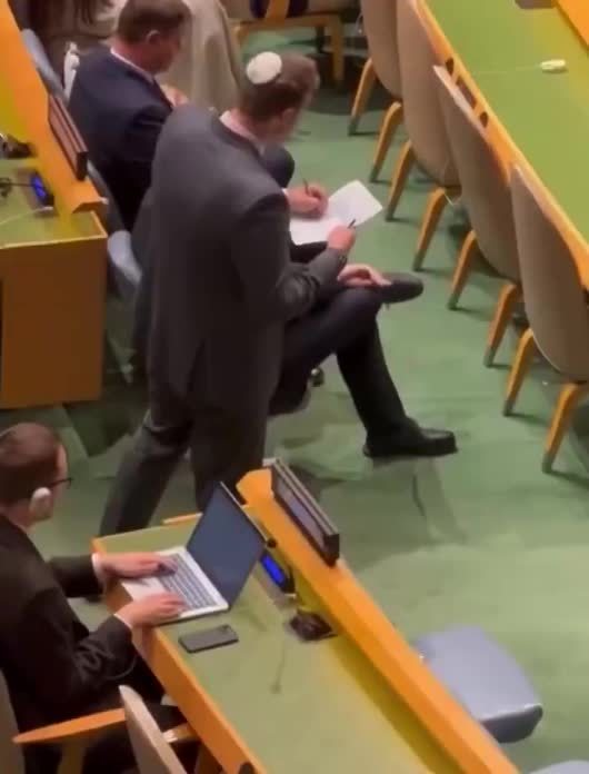 内塔尼亚胡联大演讲，小帽子偷偷记录谁离场，要干啥？