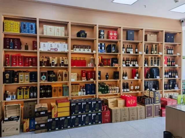 其次是名酒往时依赖的高端市集相配承压，必须向下延迟寻找更多出息。