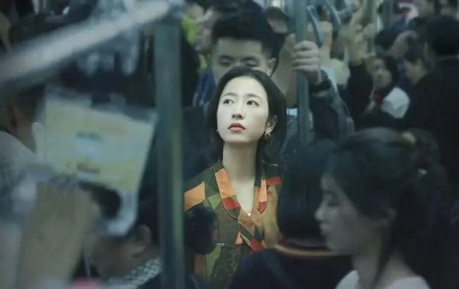 社会总需求是由数百万个家庭的经济决策构成的,通胀则与数百万个企业的定价决策有关/图源:《我在他乡挺好的》剧照