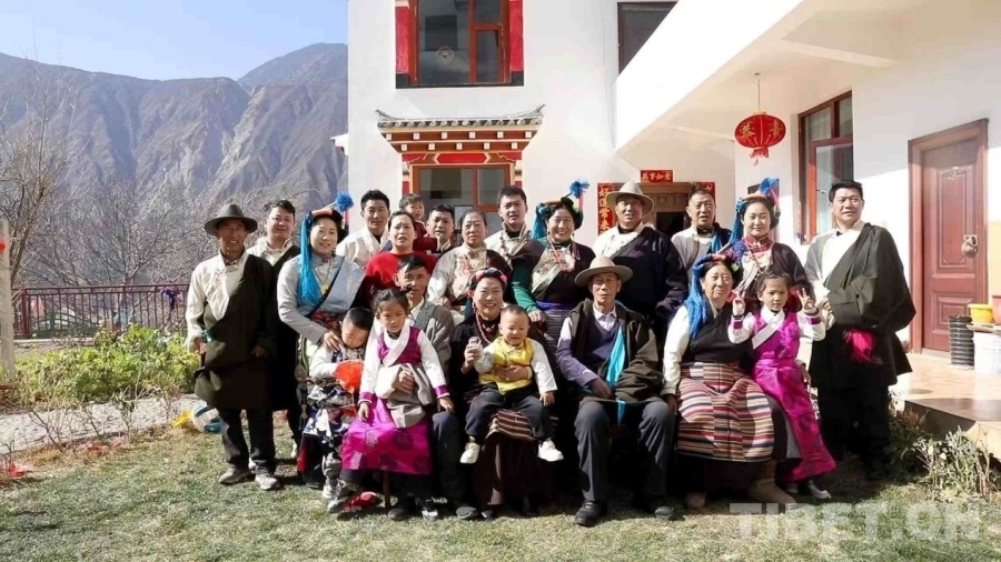 毛易家人和亲戚过年时的合影 受访者供图