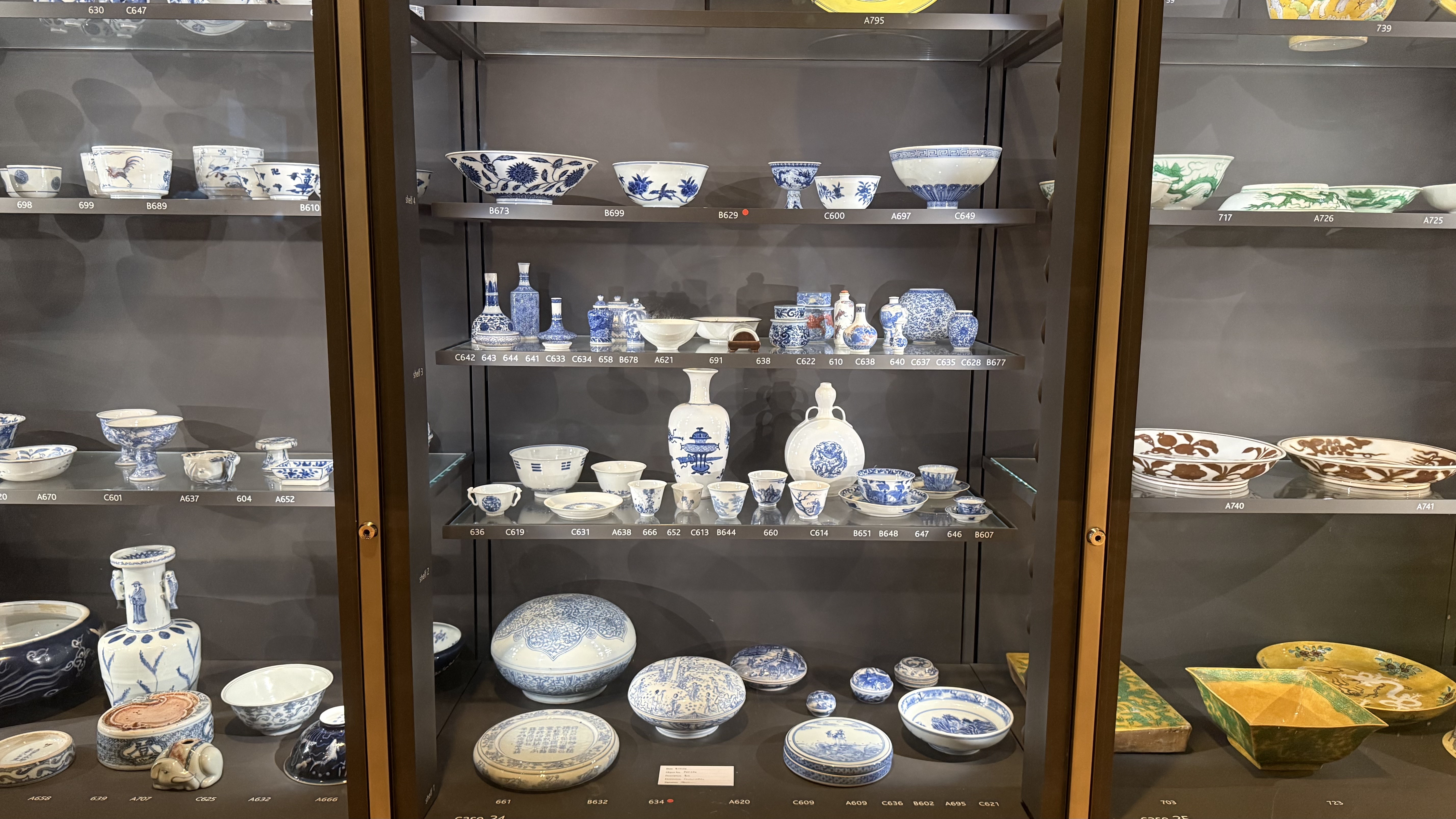 当地时间9日，大英博物馆受损文物展柜。 图源：潘进煜提供