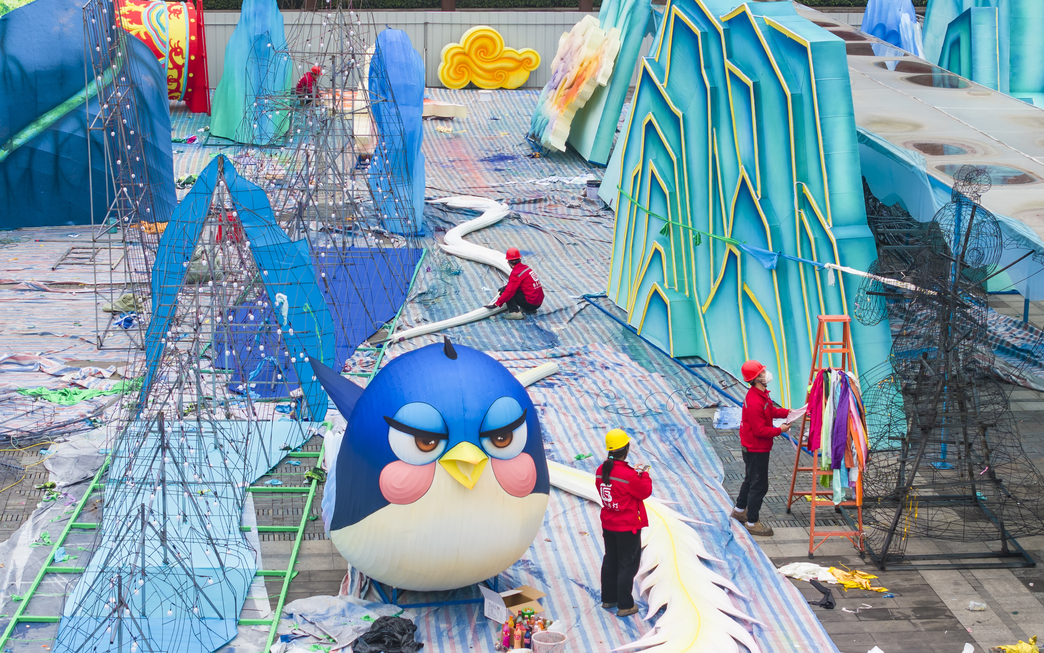 ▲2026重庆市新春灯会——“禧欢霓”园博园大型水上灯会现场，工作人员正在加紧施工。记者 齐岚森 摄/视觉重庆