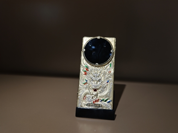 追觅首款旗舰手机亮相：造型奢华 黄金版价格超10万元