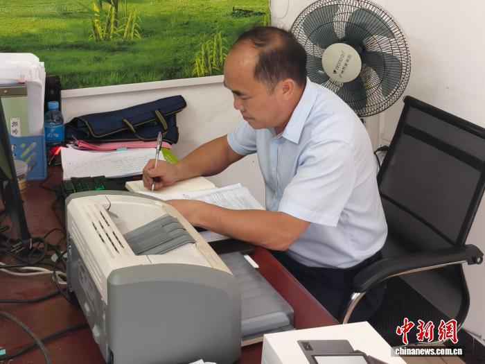 图为唐桂平在工作中。(受访者供图)