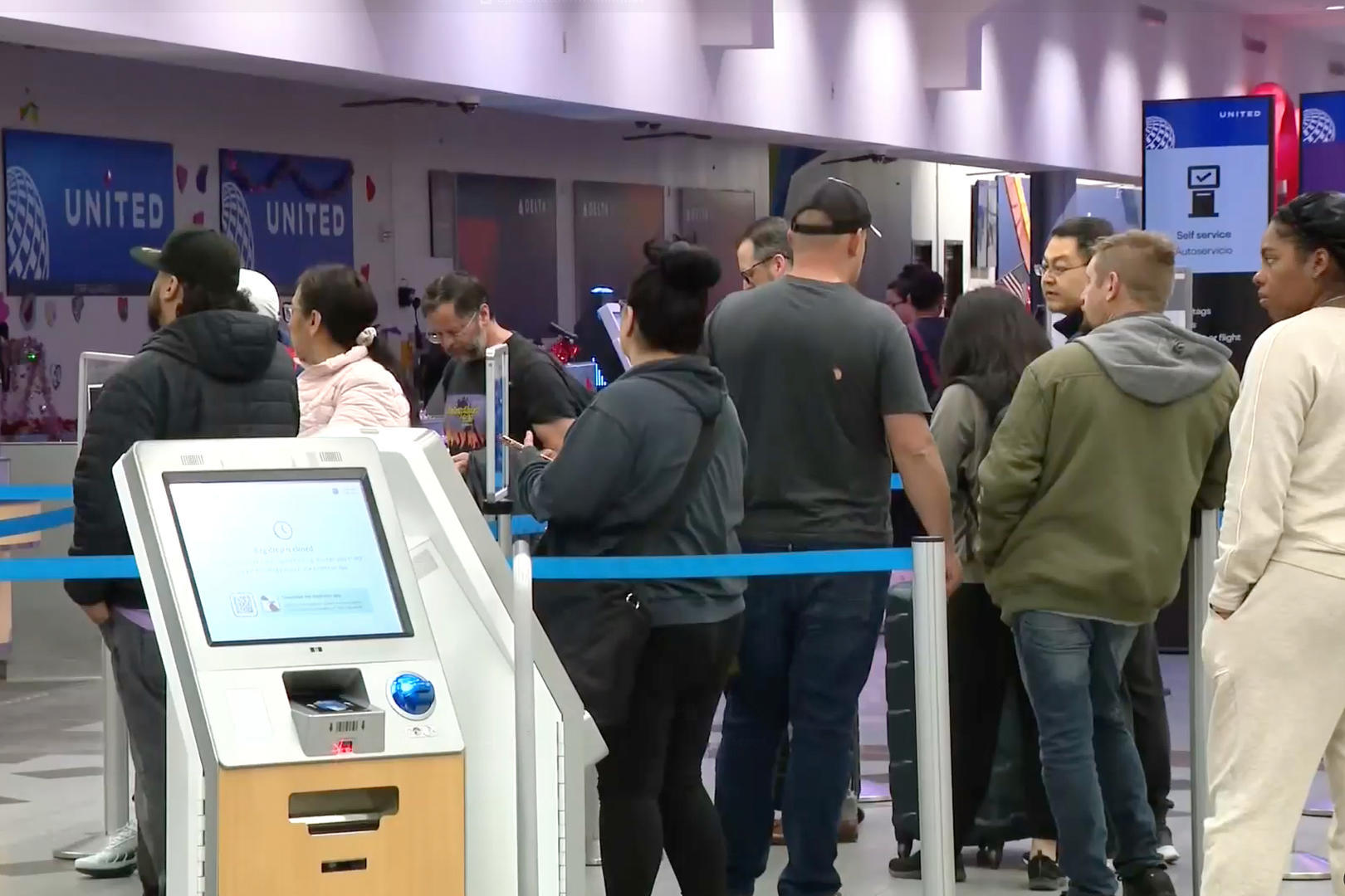 ▲当地时间2026年2月11日,乘客在埃尔帕索国际机场排队等候,当日所有航班停飞 图据视觉中国