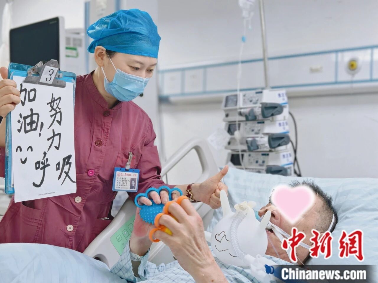图为福建医科大学附属第一医院创伤中心ICU、EICU护士长董燕芳正在鼓励病患加油练习呼吸。受访者 供图