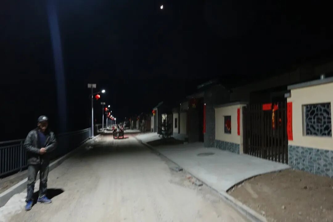 夜幕降临,丁亮送记者离开,集中安置点路灯亮起