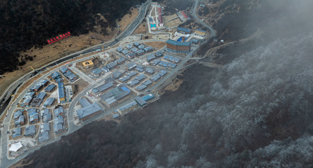 这是2月5日拍摄的云雾中的玉麦乡全景（无人机照片）。新华社记者 丁增尼达 摄