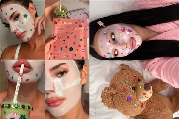 小学门口的水钻贴纸 白女集体往脸上贴？
