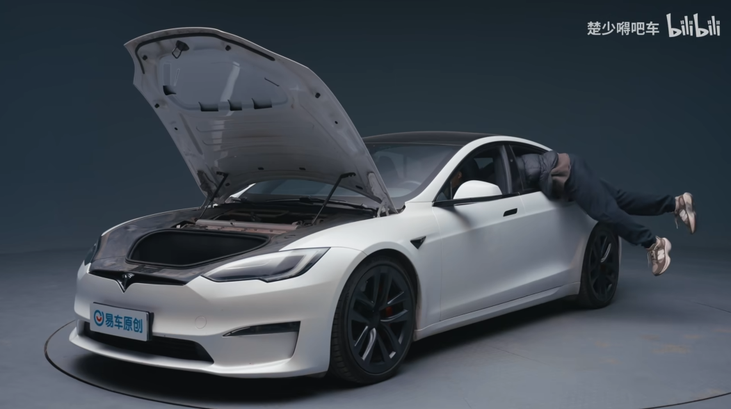 着火了乘客不会开门,得怪车企乱学特斯拉?