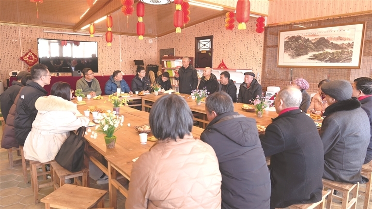 在杨河村一户农家,不少当地文学爱好者聚在一起吟诗弄文。本报记者 张文攀摄/光明图片