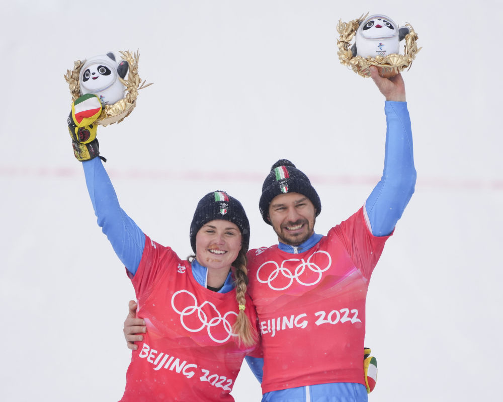 2022年2月12日，获得北京2022年冬奥会单板滑雪障碍追逐混合团体比赛亚军的意大利选手米凯拉&middot;莫约利（左）和奥马尔&middot;维辛廷在颁发纪念品仪式上。