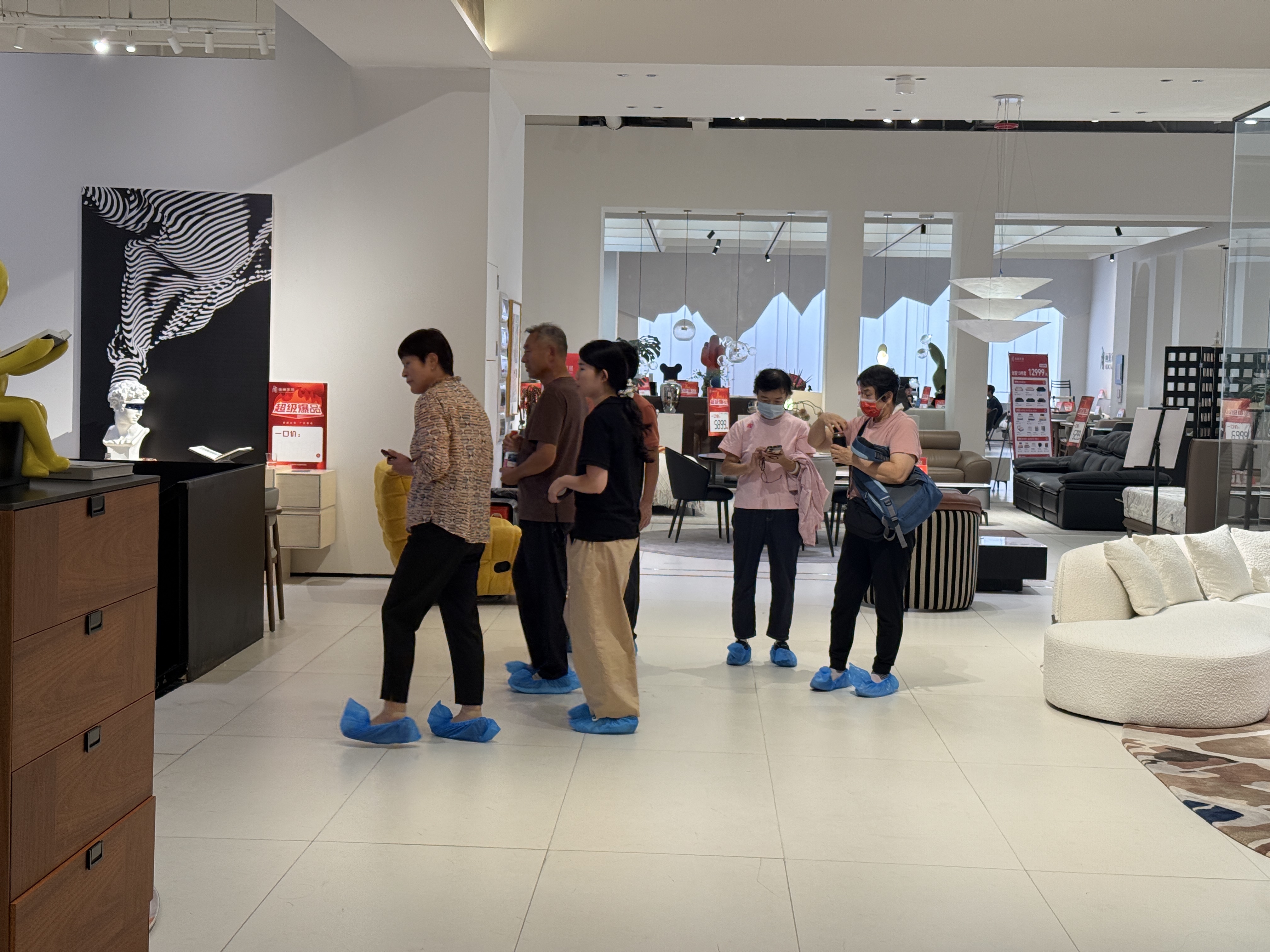 客户逛展厅