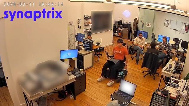 图 | 志愿者用 Synaptrix 的系统操纵轮椅（来源：Synaptrix）