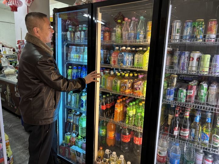 3月24日，王健在小超市里整理货物。新华每日电讯记者 栗雅婷 摄