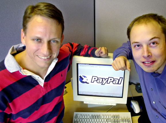 21世纪初,彼得·蒂尔与马斯克等人一起创办了支付软件Paypal。从Paypal早期创业团队走出的一群创业者和投资人最后成为了硅谷最具影响力的科技领袖,这群人被称作“Paypal Mafia(Paypal黑手党)”,他们在政治上大力支持特朗普阵营,深刻形塑了美国的政治与经济格局。