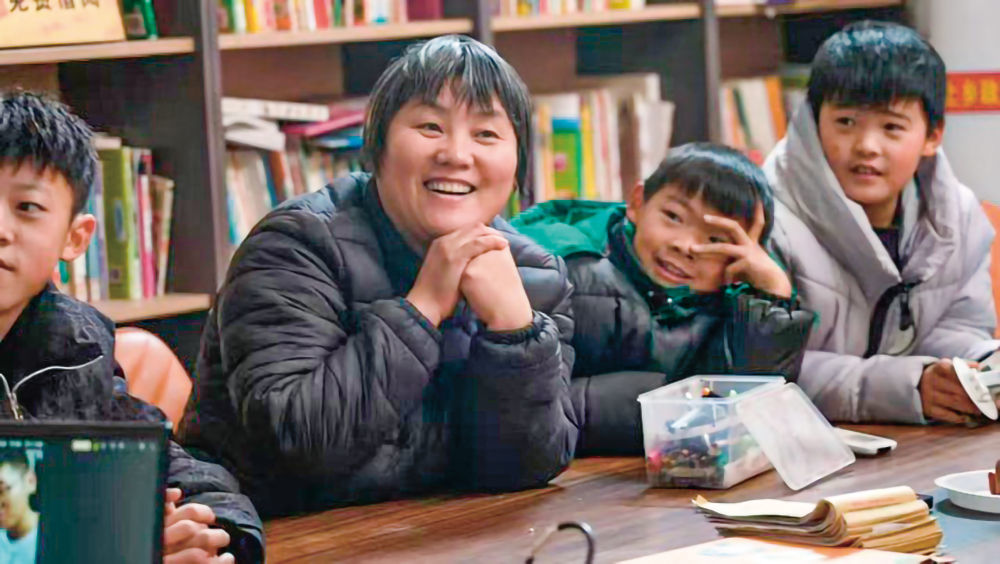 李翠利（左二）在微光书苑与孩子们一起活动。（本组图片均为受访者供图）