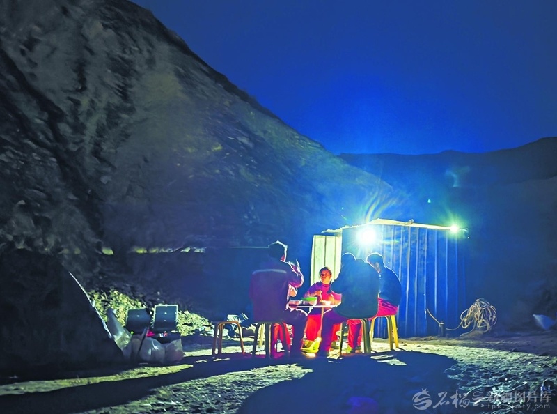 4月20日，工人在临时宿营点共进晚餐。