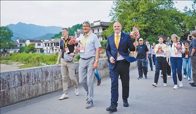 外宾们手持鱼灯在宏村游览。黄山市委宣传部供图