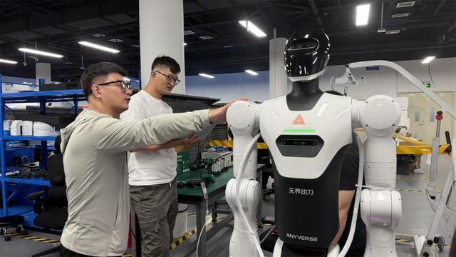 技术人员在实验室调试人形机器人产品
