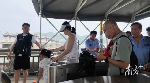 国庆假期首日,广济桥上桥闸机新点位已启用。