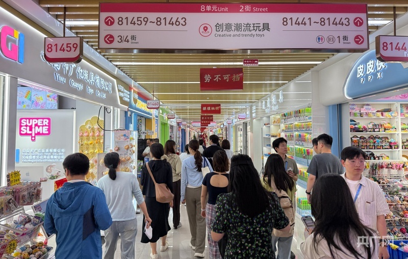 全球数贸中心创意潮流玩具区(央广网记者 李晓晓 摄)