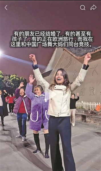 博主拍摄跳广场舞视频