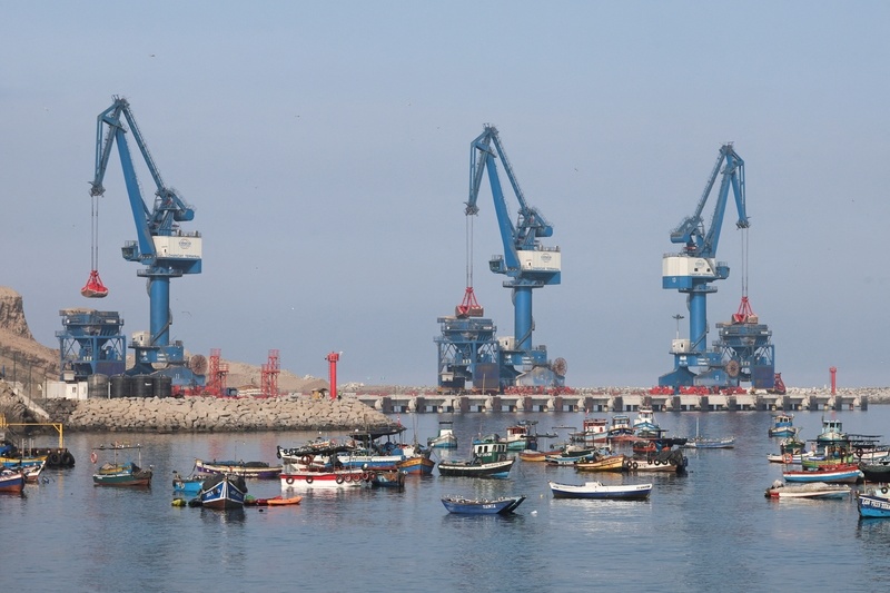 2026年2月23日，秘鲁钱凯，中远海运运营的中国建造钱凯超等口岸前，船只在水面上飞行。 IC Photo