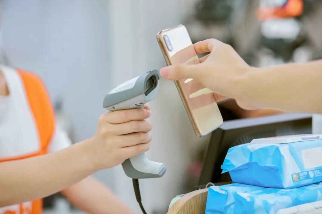 摄图网_501676214_母婴店营业员扫码收款_(企业商用).jpg