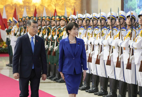 5月2日，越南总理黎明兴（左）与高市早苗出席欢迎仪式。 日本共同社