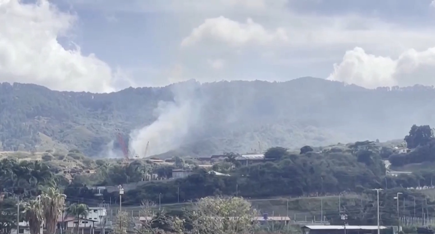 △3日,委内瑞拉加拉加斯南郊一军事基地遭袭后冒出浓烟