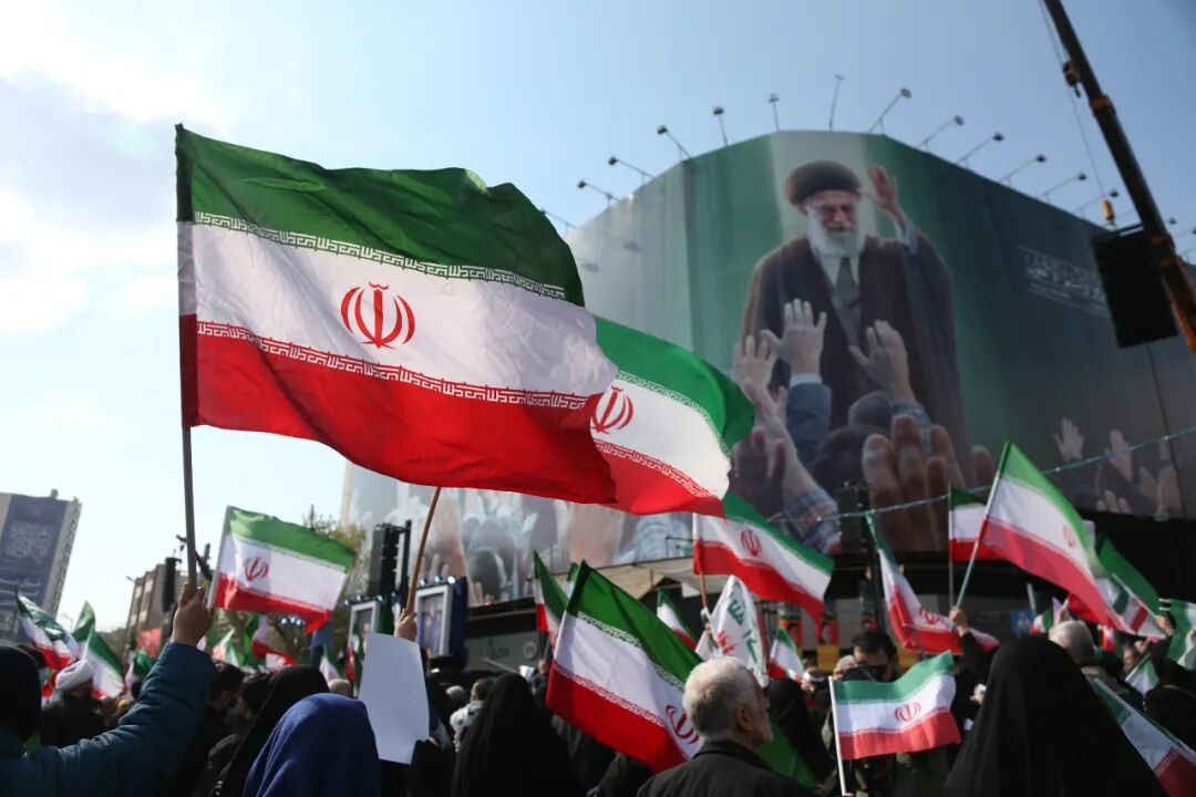 3月9日,在伊朗首都德黑兰革命广场,民众参加集会表达对伊朗新任最高领袖穆杰塔巴·哈梅内伊的忠诚 / 新华社记者沙达提 摄