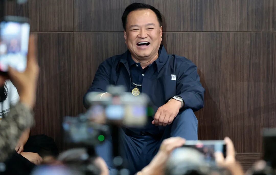 ·阿努廷坐在会议室地板上,与记者交流。(泰国Globe News网站)