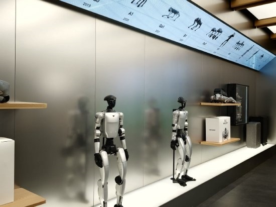 宇树科技首家直营店开业 人形机器人售价最高超10万 高管:目前没折扣 价格亲民