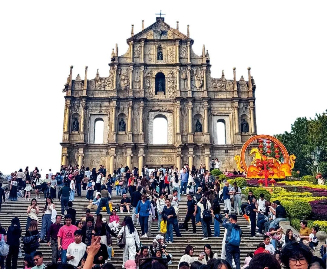 澳门大三巴牌坊前的游客 图/视觉中国