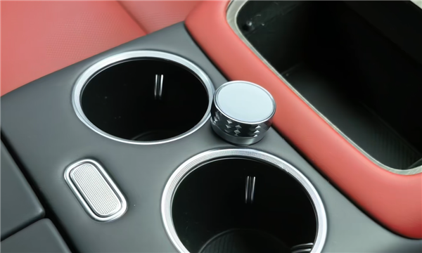 全新问界M6内饰解禁：整车10磁吸点位 副驾灵感橱窗创意太绝