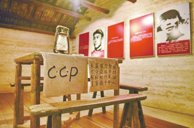 图|毛主席同志带领赖毅等6名党员举行入党宣誓仪式的叶家祠的阁楼