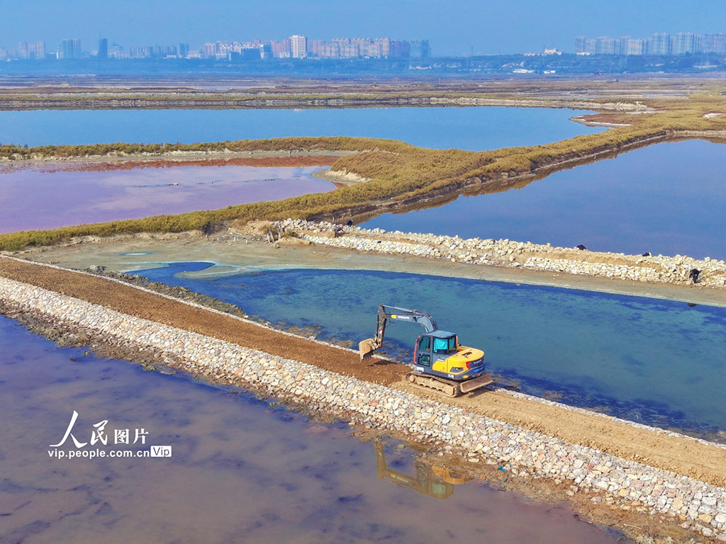 山西运城：堤埝加固 守护盐湖