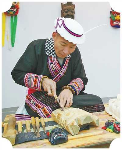 田虎塔在制作曹盖面具。图为本报记者宋豪新摄