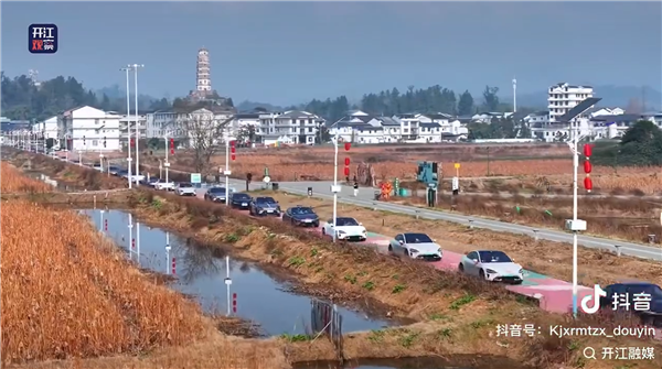 386辆小米汽车跨省集结！四川米粉婚礼太硬核 卢伟冰点赞真好