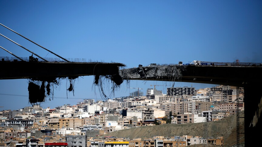 ◆伊朗一座桥梁在最近的袭击中断裂。（图源：阿纳多卢通讯社）