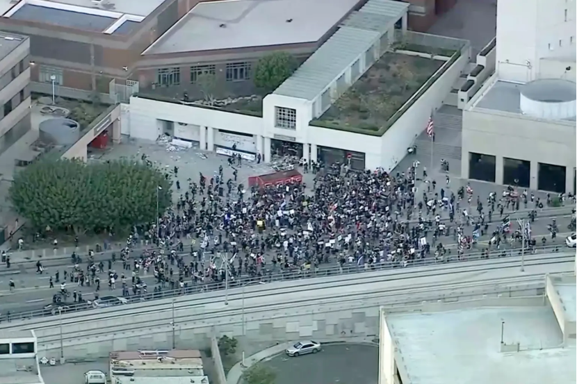 洛杉矶大都会拘留中心外聚集抗议者的空中俯瞰图。图源:Nypost.com