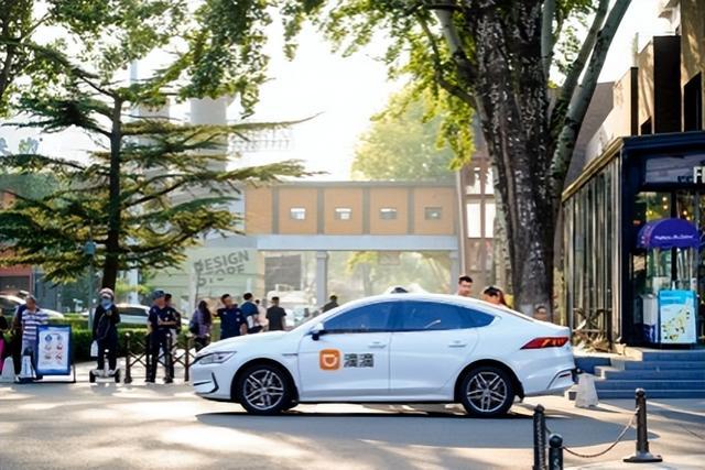图为：外国游客乘坐滴滴来到一处文化园区。近年来，文博、艺术等场所成为年轻人更喜欢的目的地，同样吸引着入境游客