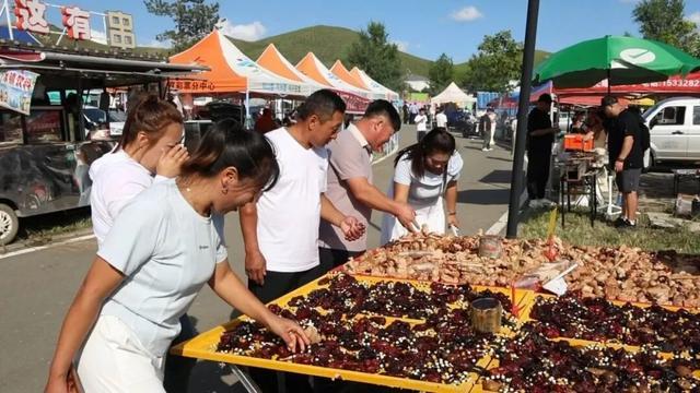 游客在“漫游行安 自然境界”兴安盟露营大会市集上挑选文创手作
