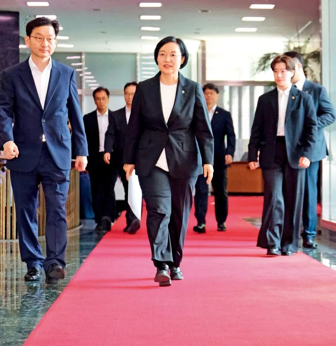 7月1日，韩国总理韩圣淑（中）抵达首尔办公大楼上班。图/IC